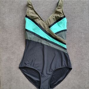 Seekers V-Neck Color Block Women's One-piece Swimsuit  sz 10